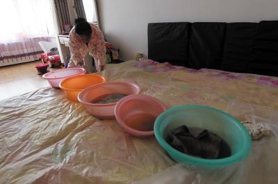南靖楼上漏水，住户失联，小区没物管，业主维权难！律师来支招……